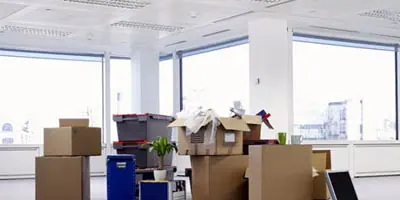 Escritório com caixas e equipamentos prontos para a mudança comercial